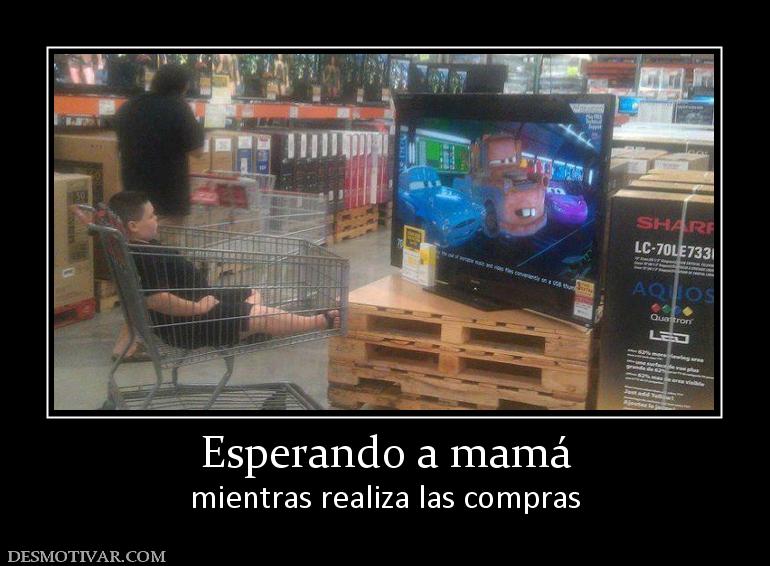 Esperando a mamá mientras realiza las compras