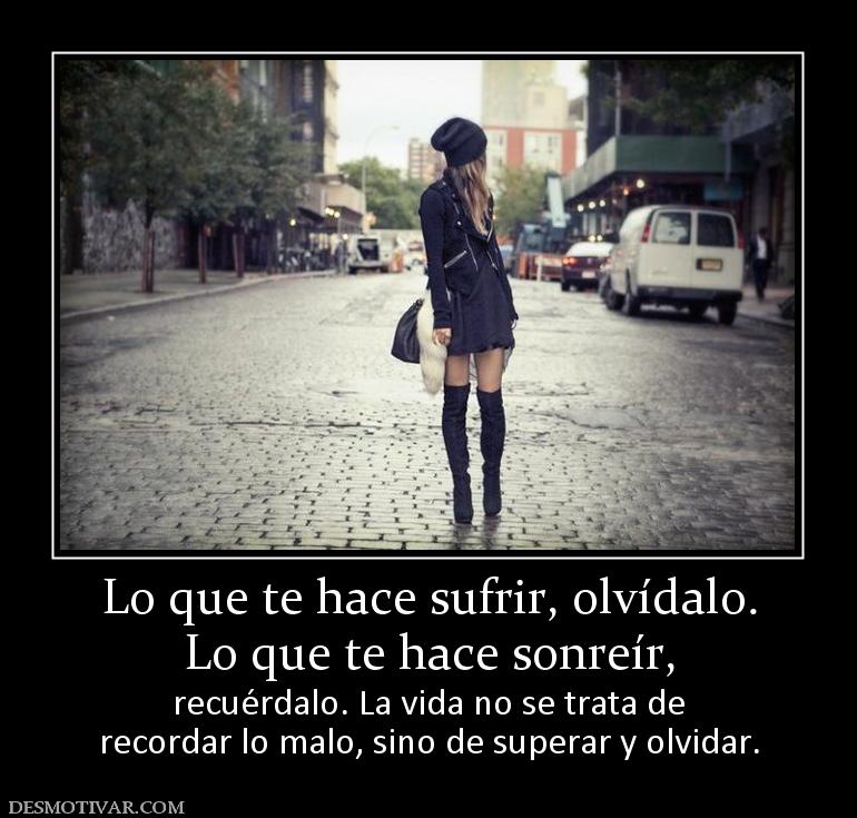 Lo que te hace sufrir, olvídalo. Lo que te hace sonreír, recuérdalo. La vida no se trata de recordar lo malo, sino de superar y olvidar.