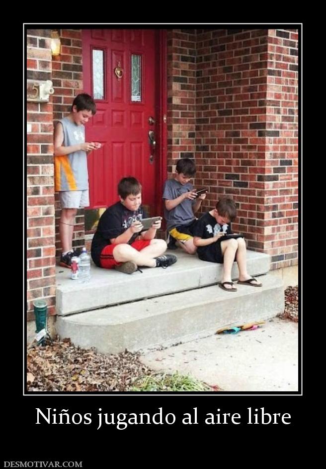 Niños jugando al aire libre