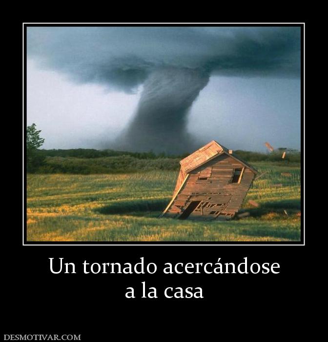 Un tornado acercándose a la casa