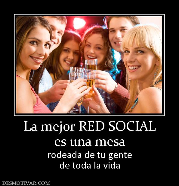 La mejor RED SOCIAL es una mesa  rodeada de tu gente de toda la vida