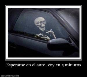 Esperáme en el auto, voy en 5 minutos