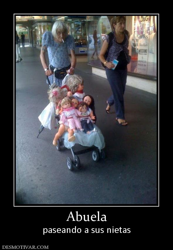 Abuela paseando a sus nietas