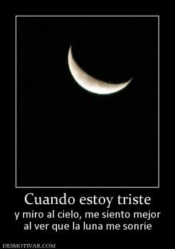 Cuando estoy triste y miro al cielo, me siento mejor al ver que la luna me sonrie